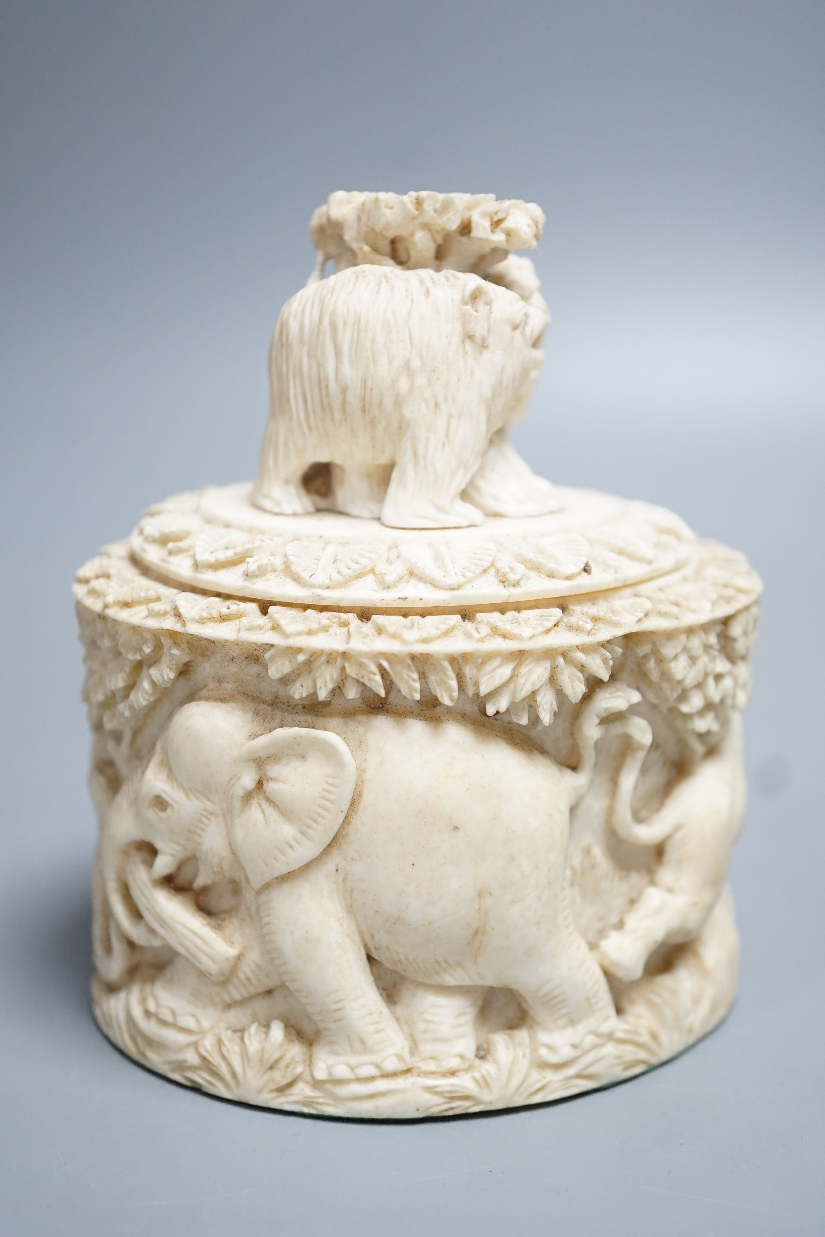 An early 20th century Indian carved ivory box and cover 10cm